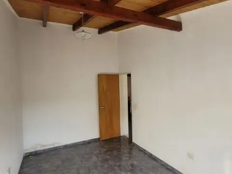 Casa céntrica con patio y cochera! 2 dormitorios con baño completo! Lamadrid 341 (e/ Balbi y Ma...