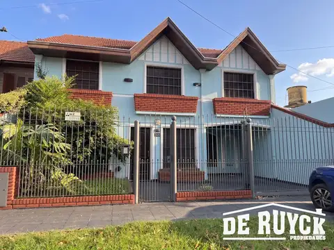 Chalet en Barrio Los Cooperarios, 4 ambientes con quincho