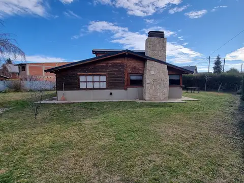 Pintoresca casa de cinco ambientes con amplio jardín libre, cochera y galpón.