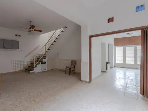 Casa 6 ambientes con 2 baños
