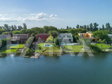 Casa sobre laguna con muelle Barrio San Agustín