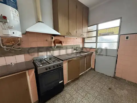 VENTA CASA 4 AMBIENTES CON GARAJE PARQUE Y PILETA A RECICLAR