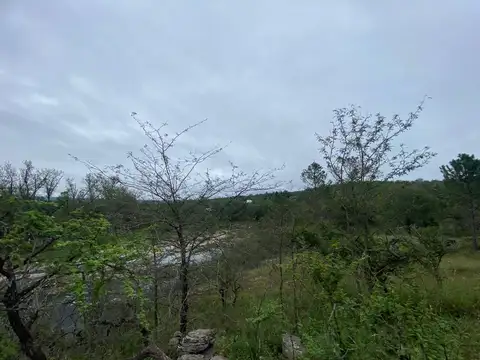 Se vende Lotes con costa de Rio.-