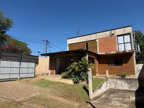 CASA EN VENTA DE 3 DORMITORIOS EN ACCESO SUR CON PILETA Y QUINCHO