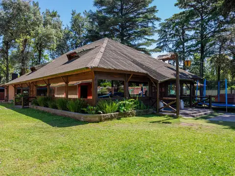 Predio de 1.962 m² con salón de eventos habilitado, quincho, taller y amplios espacios verdes