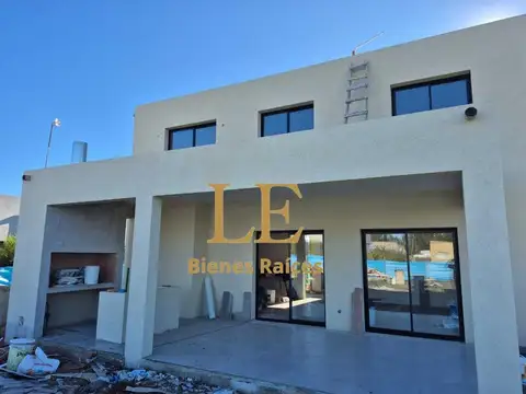 Casa 5 ambientes con 3 baños