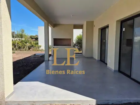 Casa 5 ambientes con 3 baños