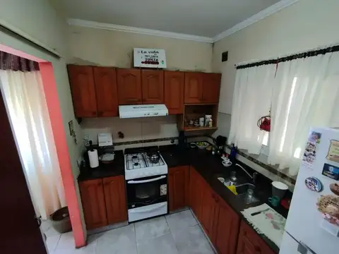 AMPLÍSIMA CASA EN ESQUINA DE 2 PLANTAS SEPARADAS