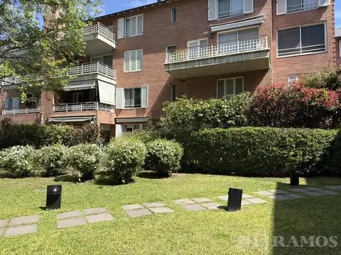 Departamento en dos plantas con jardín, ascensor propio y 4 cocheras