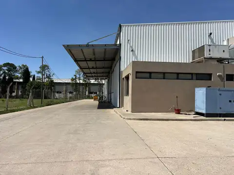 En venta galpón Industrial con Oficinas y Servicios Completos – Parque Ferreyra