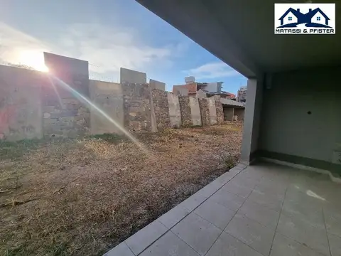 Casa en Alquiler con 1 cochera