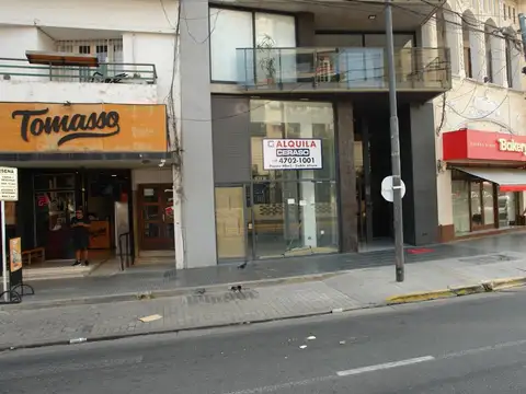 Exelente Local sobre Av. Cabildo