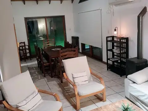 Casa 5 ambientes con 2 baños