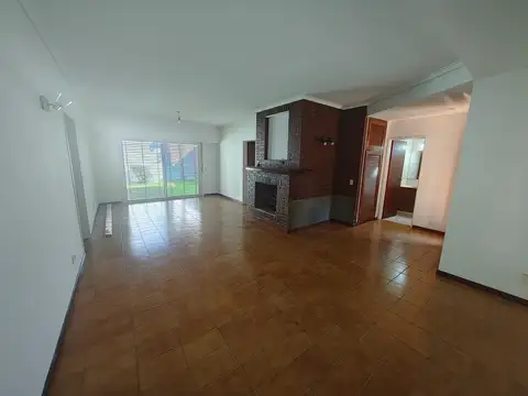 Casa en Alquiler con 3 cocheras