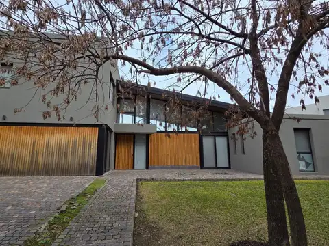 Casa 6 ambientes con 3 baños