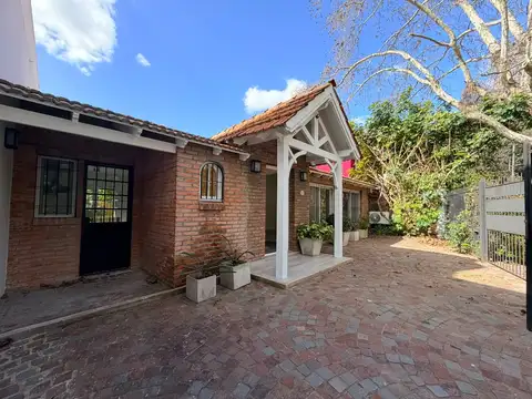 Casa en Alquiler | Punta Chica | 2 Dormitorios | Jardín y Pileta