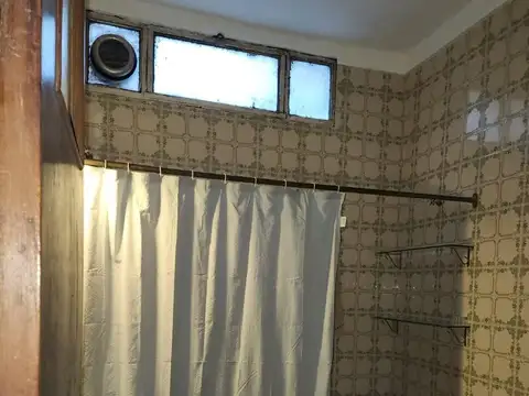 Casa céntrica a de 3 dorm, dependencia, patio y garage