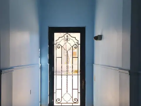 Casa céntrica a de 3 dorm, dependencia, patio y garage