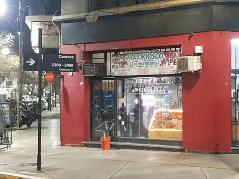LOCAL DE 21 M2. C/DOBLE VIDRIERA S/AV A. JONTE Y CARACAS