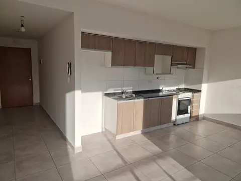 Excelente semi piso con dormitorio en suite y balcón corrido.