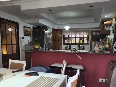 Casa 5 ambientes con 4 baños