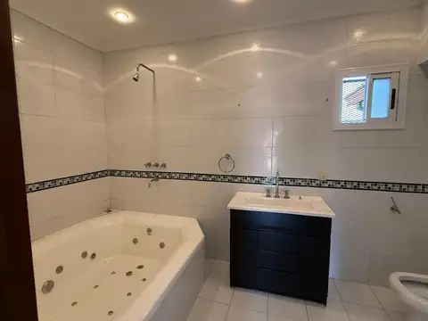 Excelente Casa Muy Amplia Y Con Pileta