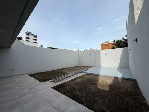 VENTA DEPTO 3 AMB CON GRAN PATIO - EN CASEROS