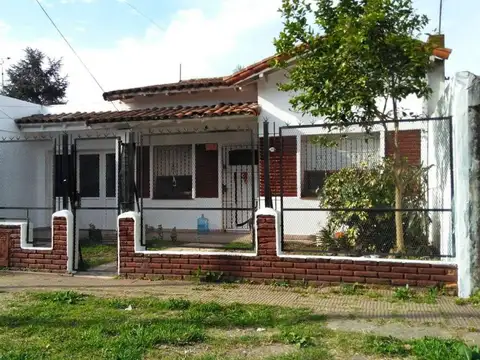 CHALET SOBRE LOTE DE 10 X 21,50 M RAMOS MEJIA SUR