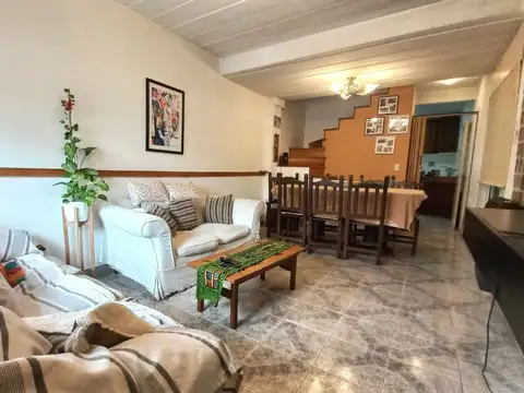 VENTA CASA 4 AMBIENTES JARDIN COCHERA-LAFERRERE