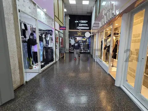 Local en venta en La Plata centro calle 8 con renta activa