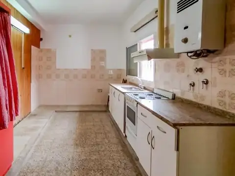 Casa 6 ambientes con 2 baños