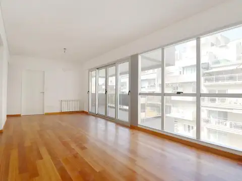 1° piso -211 m2  totales- 4 amb c/patio-