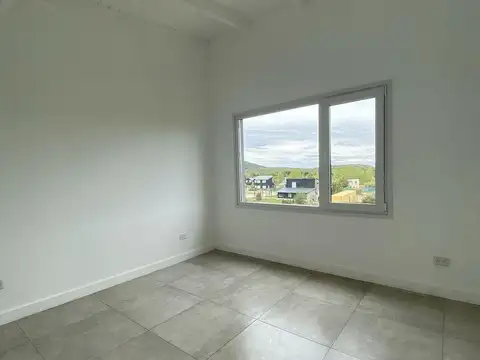 Excelente casa a estrenar en barrio residencial rodeado de montañas