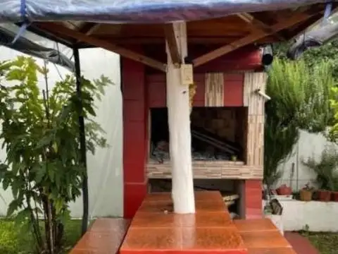 Casa en venta - 2 Dormitorios 2 Baños - 300Mts2 - Berisso
