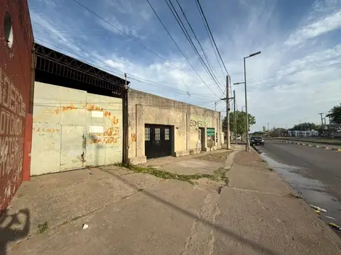 Terreno con construcción a demoler en Av. Blas Parera