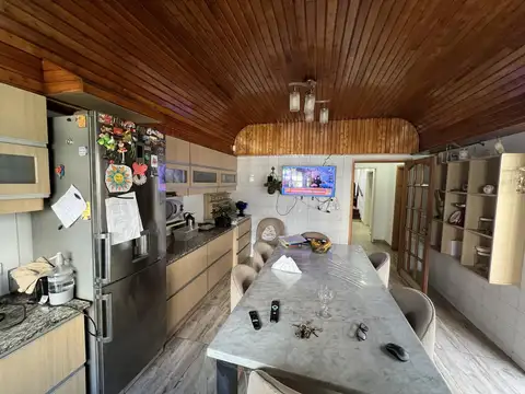 Casa en Alquiler con 2 cocheras