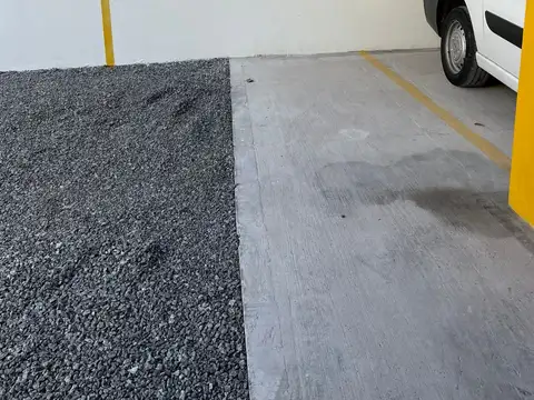 Alquiler de cochera fija, semi cubierta en planta baja. Excelente ubicacion: Pedernera 279, Lomas de Zamora