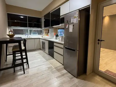 Casa en Alquiler con 2 cocheras