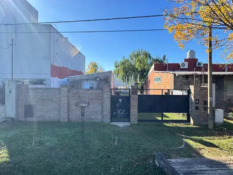 Casa sobre avenida Arturo Illia al 400