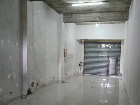 Local Comercial, Zona Altamente Transitada, Ubicacion Ideal Para Emprendimiento, Excelente Estado 
