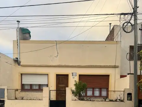 Venta casa con local zona hospital italiano