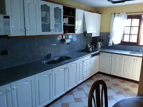Casa 8 ambientes con 3 baños