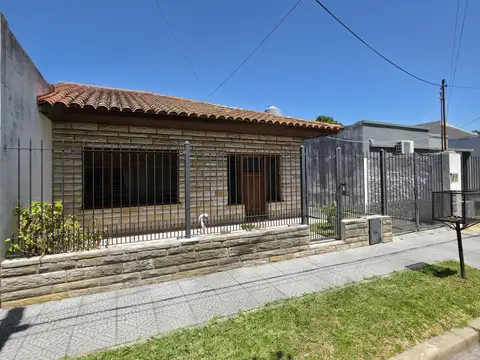 Chalet 3 ambientes con parque