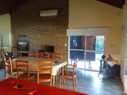Casa 4 ambientes con 2 baños