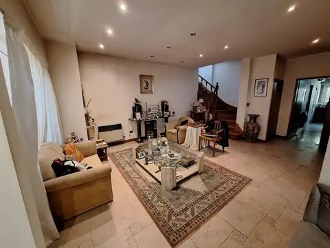 Casa 5 amb. con jardín y cochera.