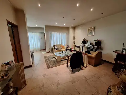 Casa 6 ambientes con 2 baños