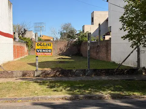 LOTE BALDIO EN VENTA DE 10 X 28 TOTALMENTE MANTENIDO. CON SUS CERCOS MEDIANEROS