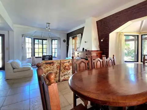 Casa 4 ambientes con 2 baños