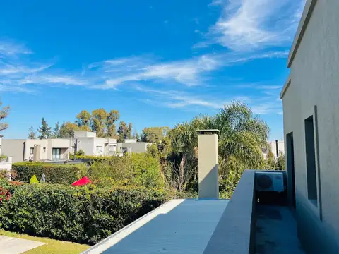 Excelente Casa de 3 Ambientes + Pileta + Galeria en La Damasia