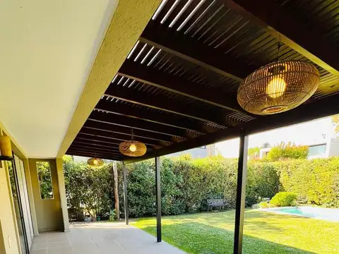Casa en Alquiler con 4 cocheras